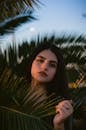 引人注目的肖像摄影捕捉了女人被热带棕榈树包围时的表情
