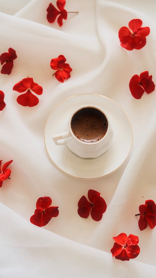 คลังภาพถ่ายฟรี ของ การตกแต่ง, กาแฟ, ดอกไม้สีแดง