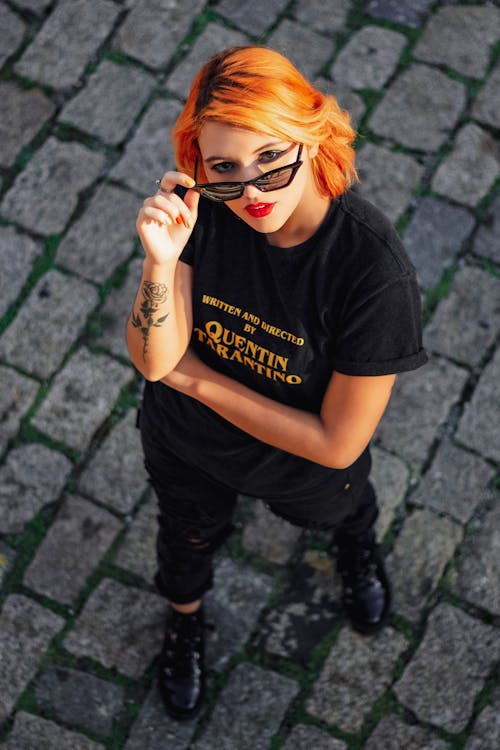 Foto De Alto ángulo De Mujer Con Gafas De Sol