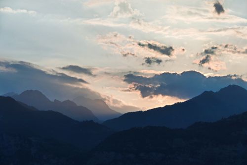 Free Beautiful mountainous silhouette with dramatic twilight sky and clouds. Stock Photo