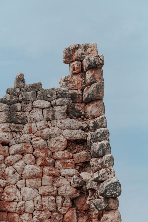 Free Detailed shot of ancient stone ruins under a clear blue sky in Mersin, Türkiye. Stock Photo