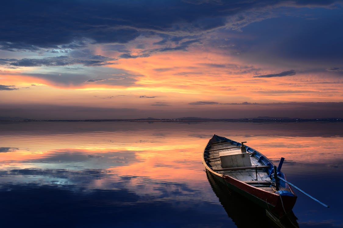 Foto Von Holzboot Auf See