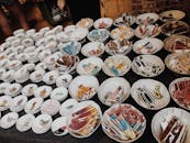 河内市场展示了各种设计独特的手工陶碗