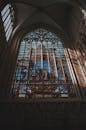 历史悠久的哥特式大教堂内部，错综复杂的彩色玻璃窗捕捉着宗教场景