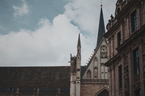 Edificio De Hormigón Gris Y Marrón