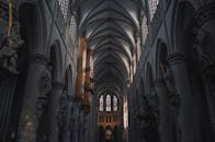 哥特式大教堂内部，高耸的拱门和精美的雕塑，展现出错综复杂的美