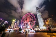 香港迷人的夜间场景中，照明摩天轮为城市景观增添了活力