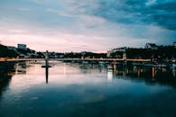 运河上，一座桥的宁静夜景，城市灯光倒映在水面