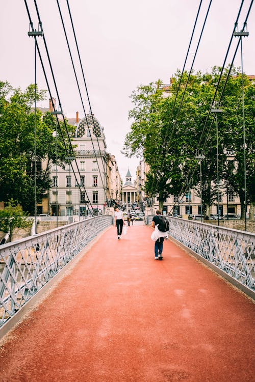 Foto Di Persone Che Camminano Lungo Il Ponte Pedonale