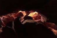 羚羊峡谷的砂岩地层透出阳光，景色壮丽