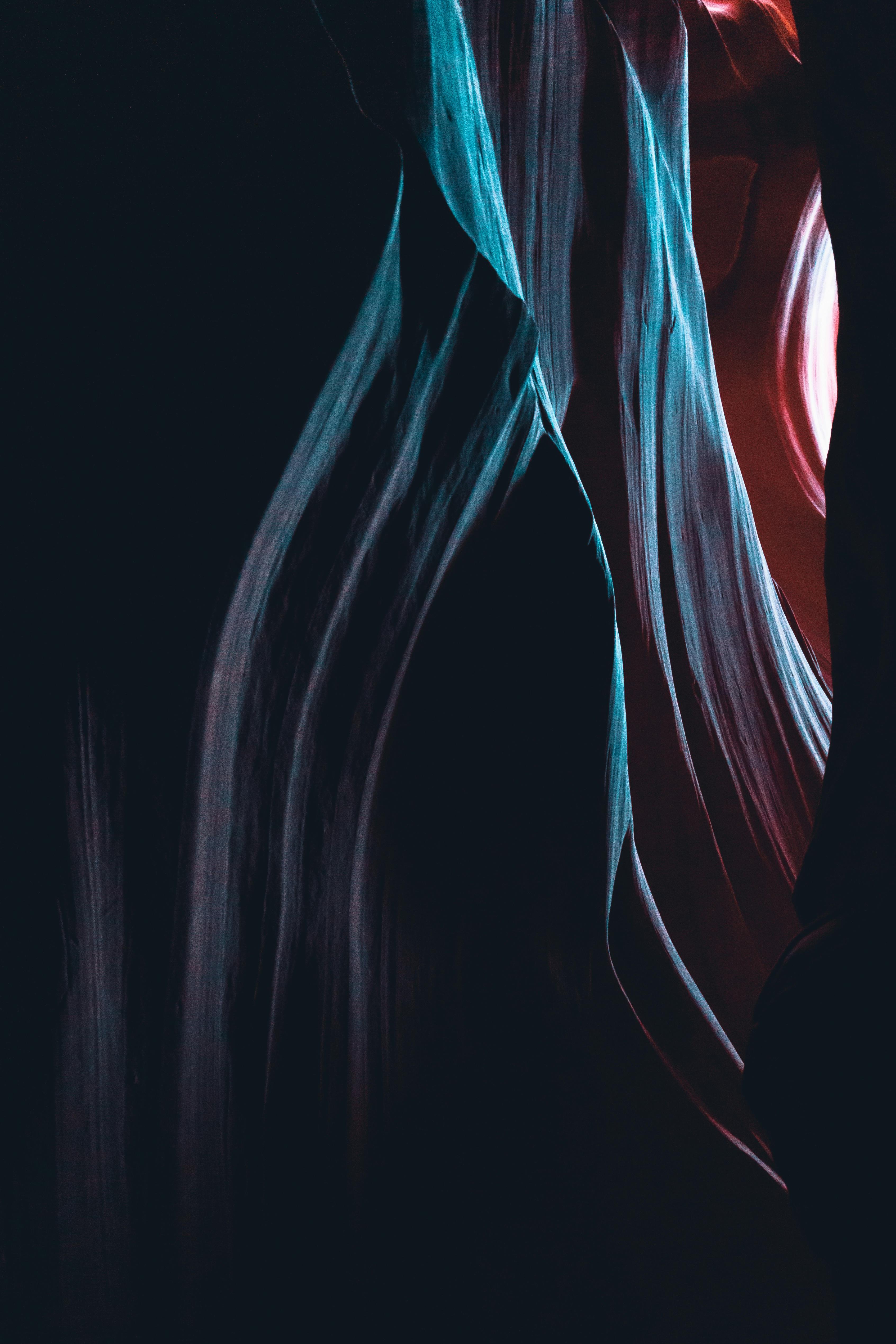 探索羚羊峡谷独特岩层中令人惊叹的光影