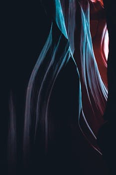 探索羚羊峡谷独特岩层中令人惊叹的光影