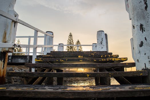 日出时分，乡村木码头以宁静的海洋为背景，展现出衰败与魅力
