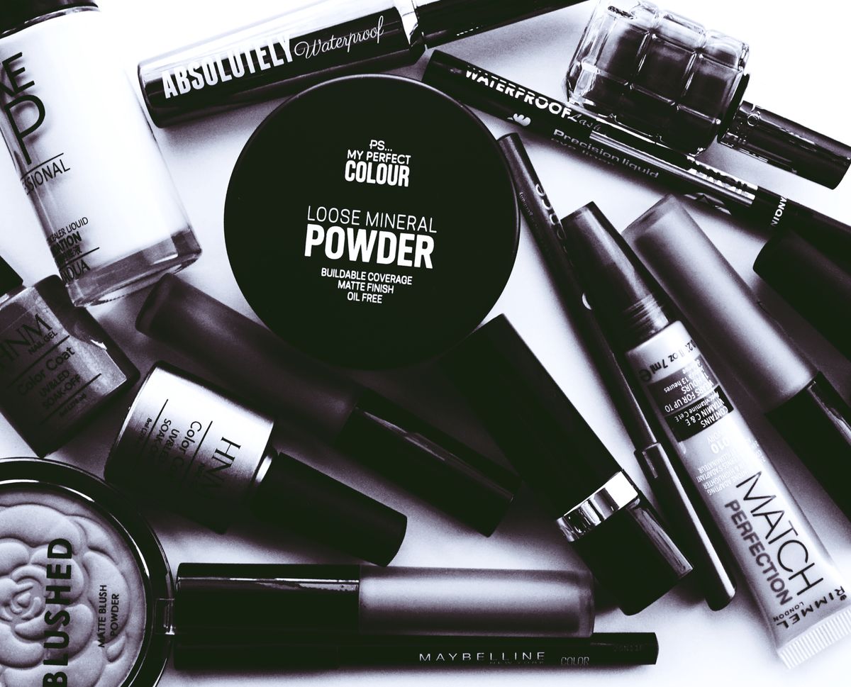 Colour Cosmetics in Colombia: INVIMA Notification & Retail