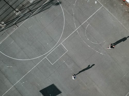 Фото людей, играющих в баскетбол, вид сверху