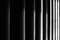 穆迪的黑白照片通过柔和的光影突出了垂直百叶窗