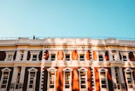 惠灵顿海港板的历史立面在光与影中呈现出壮丽景色