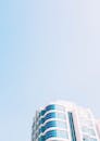 晴朗蓝天下，玻璃幕墙的现代摩天大楼低角度视图