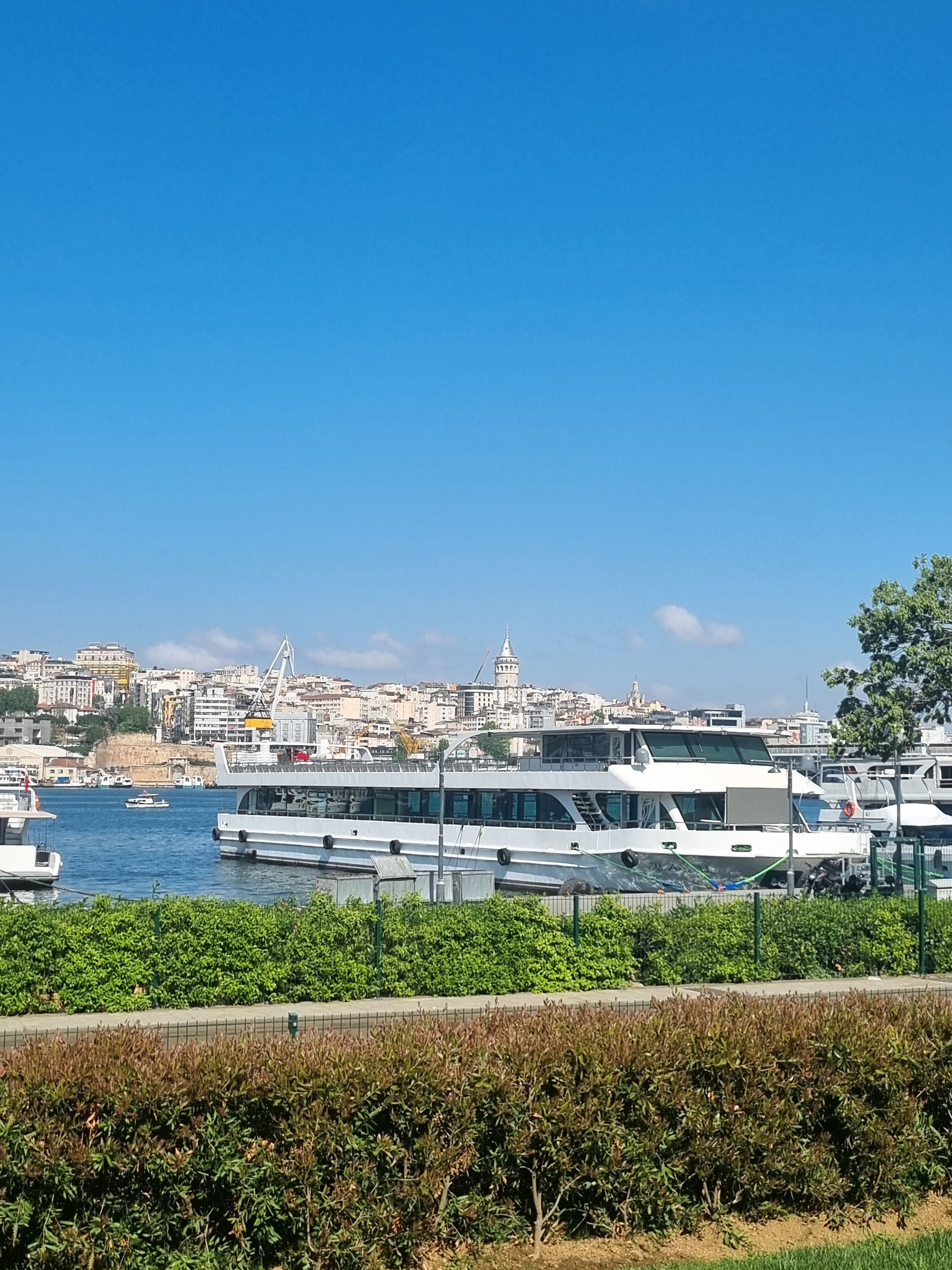 Watercrafts on Bosphorus in Istanbul · Free Stock Photo