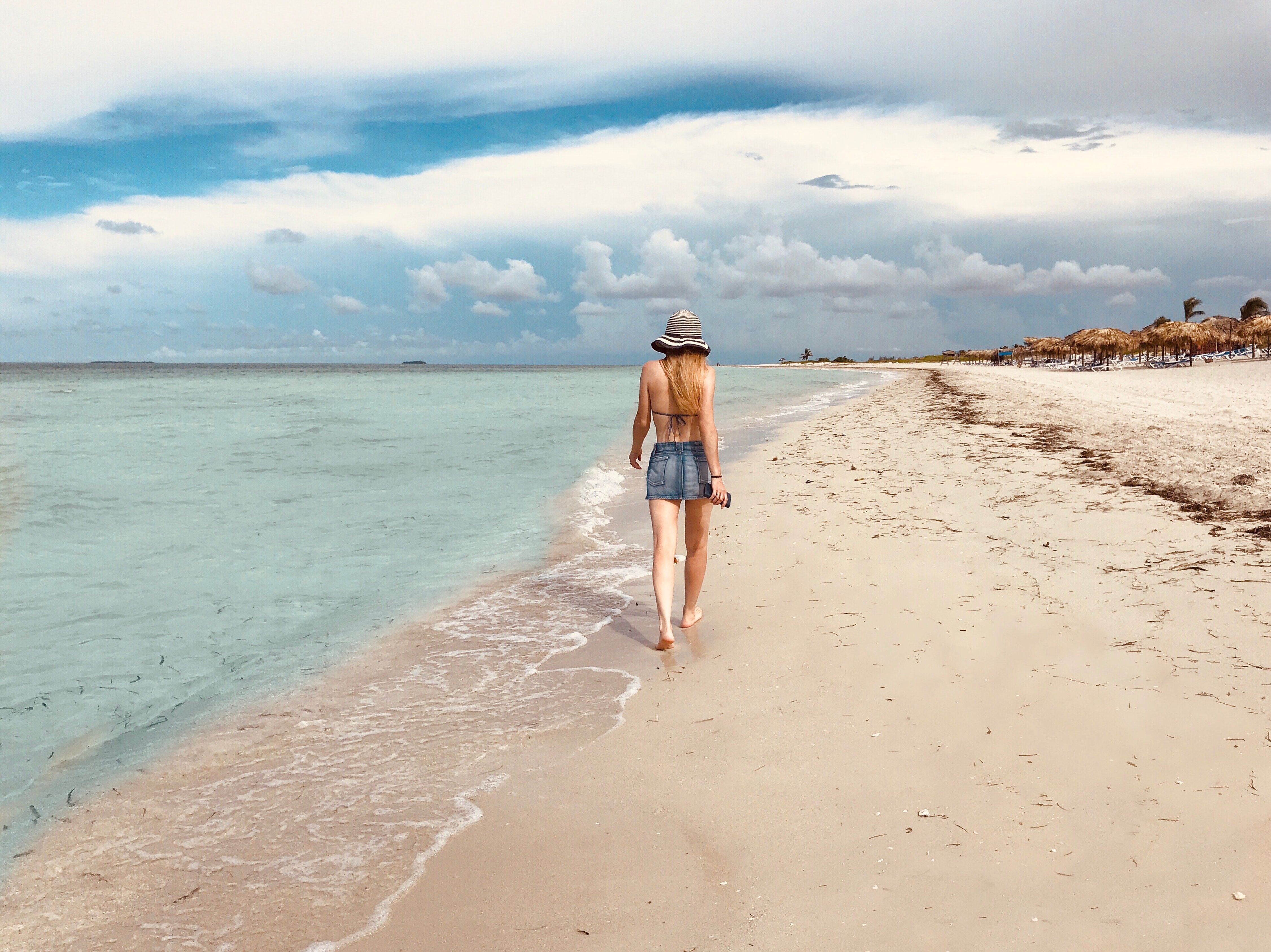 Vue Arriere Photo De Femmes Marchant Pres De La Plage Photo Gratuite