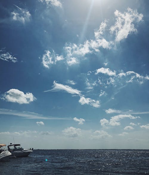 Immagine gratuita di acqua azzurra, banchina, barche