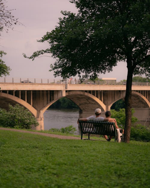 Pareja Disfrutando Del Atardecer