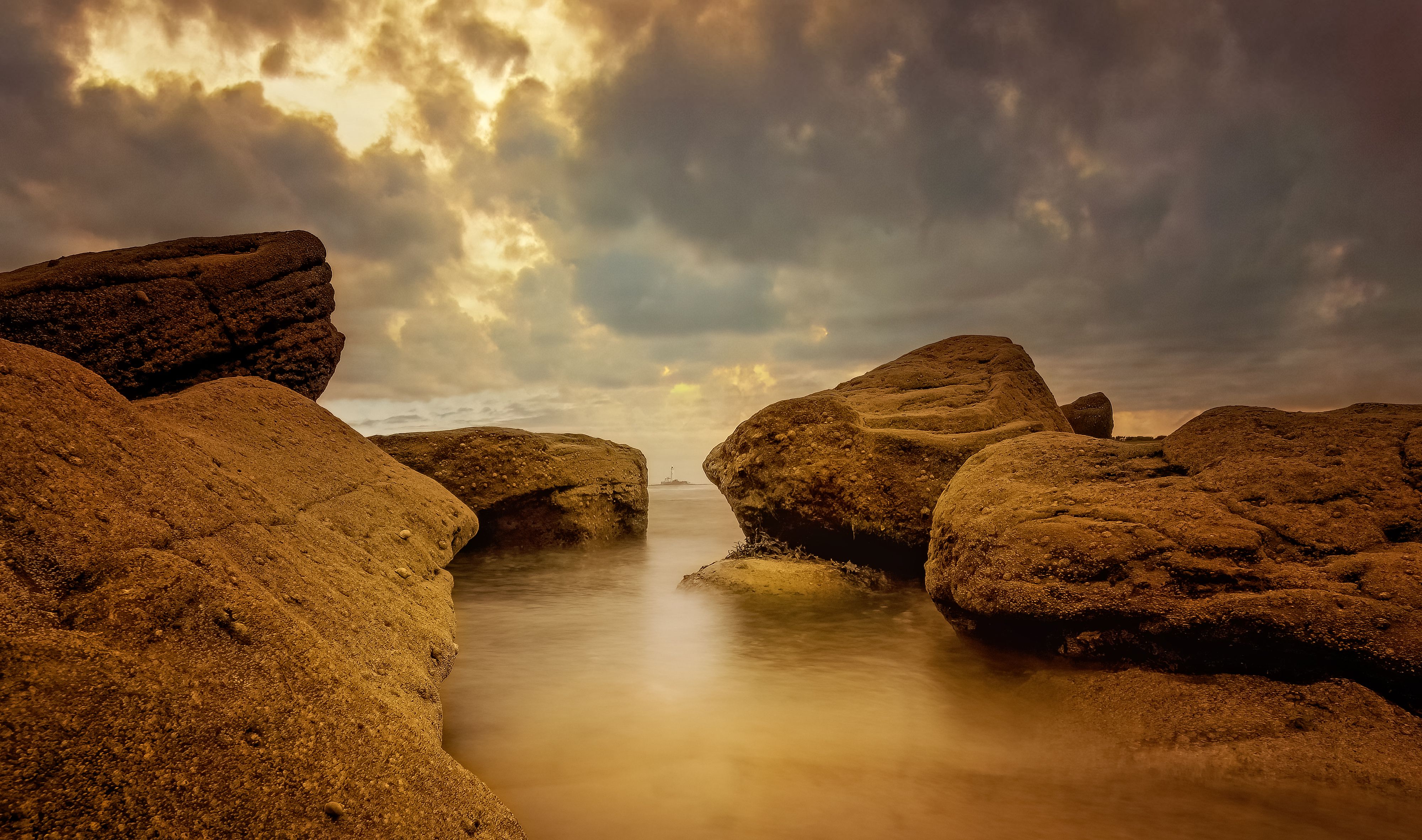 Rocks on the Seashore in Whitley Bay · Free Stock Photo
