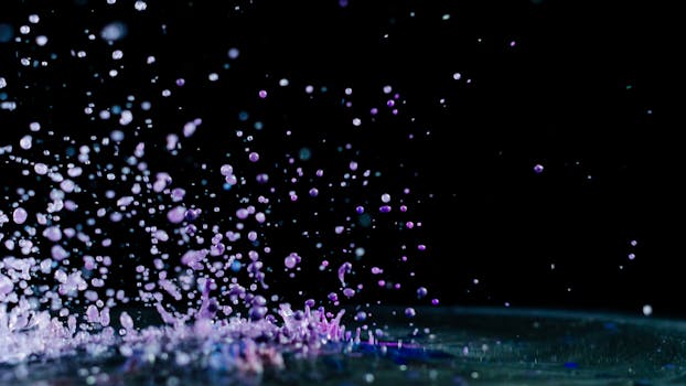 在黑暗的背景下，充满活力的紫色油漆飞溅的动态被捕捉下来，创造出一种抽象而引人注目的视觉效果