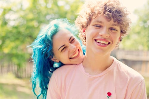 Free Smiling Man and Woman Near Trees Stock Photo