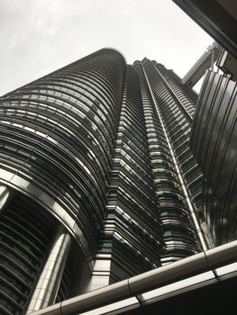 马来西亚吉隆坡的双子塔未来派设计展现出壮丽景色