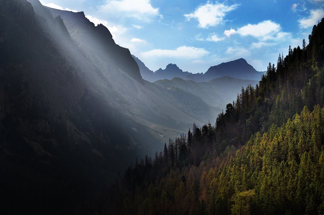 無料 空を背景に山々の風光明媚な景色 写真素材