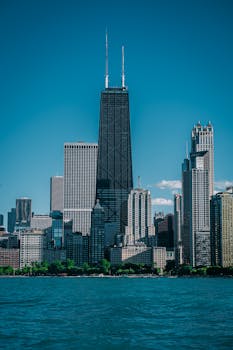 芝加哥天际线的壮丽景色以汉考克中心和海滨为特色