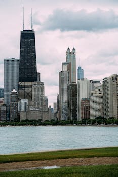 芝加哥天际线的全景拥有标志性的摩天大楼，例如约翰汉考克中心