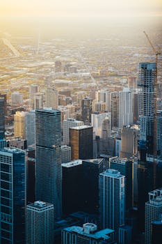 日落时分，航拍镜头捕捉到繁华的城市景观与高耸的摩天大楼，景象令人惊叹