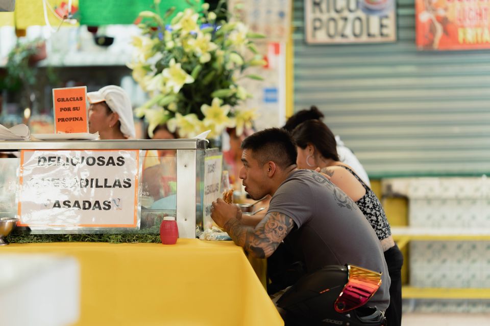 Comida típica panameña en una fonda local: arroz, patacones, bistec y ensalada por menos de $7.