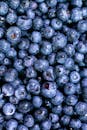 特写镜头下的蓝莓新鲜多汁，充分展现了其诱人的美味与鲜度