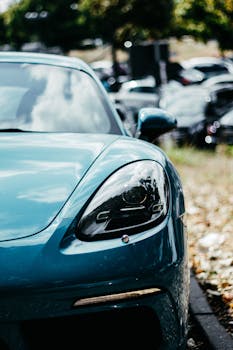 一辆蓝色现代汽车在柏林拍摄，其设计时尚，外观闪亮