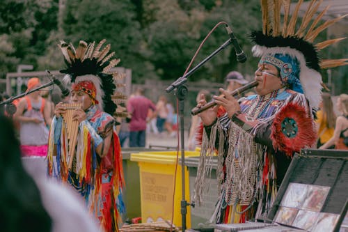Free Foto Von Zwei Amerikanischen Ureinwohnern, Die Holzblasinstrumente Spielen Stock Photo