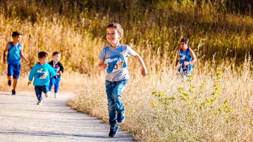 Niño Corriendo En Camino