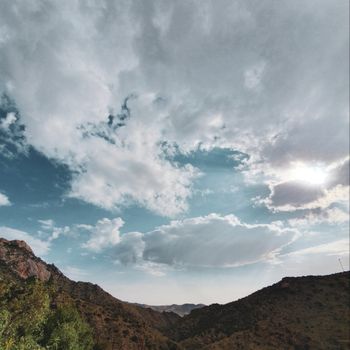 令人叹为观止的山景，配上戏剧性的云层和阳光