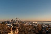 西雅图的城市景观在金色日落时分，以标志性的太空针和海滨为特色