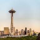 日落时分，西雅图的天际线与标志性的太空针塔交相辉映