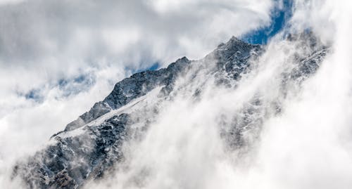 Gunung Dengan Kabut