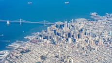 俯瞰旧金山，令人惊叹的天际线以标志性的摩天大楼和海湾大桥为特色