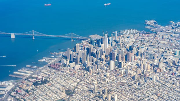 俯瞰旧金山，令人惊叹的天际线以标志性的摩天大楼和海湾大桥为特色