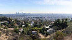 白天从山上鸟瞰洛杉矶天际线的风景