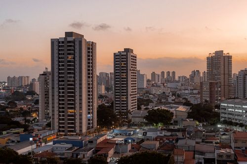 Free A stunning cityscape at sunset featuring towering high-rise buildings in an urban environment. Stock Photo