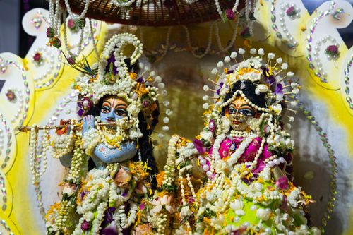 Free Vibrant Hindu deities statues embellished with floral decorations, symbolizing spiritual reverence. Stock Photo