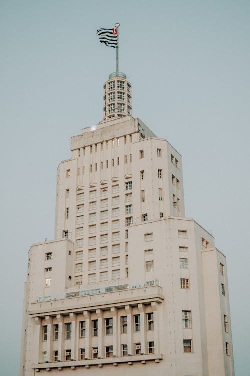 Photo D'un Immeuble De Grande Hauteur Avec Drapeau Sur Le Dessus