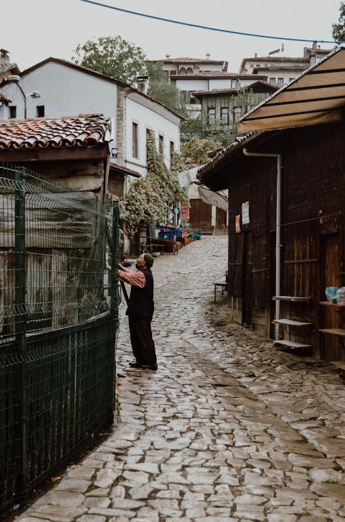 Foto profissional grátis de adulto, ao ar livre, armação